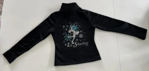 Ice skating jacket - konståkningsjacka - träningsjacka - Dragkedja, polarfleece för värme, figursydd, kort modell. Storlek CM vilket ska motsvara stlk 140-146 enl Teijas hemsida, men jag skulle snarare säga att det är stlk 122-134. Vår dotter har haft den från 9-11 års ålder. Fint skick. (Nypris: 890kr, Teijas)