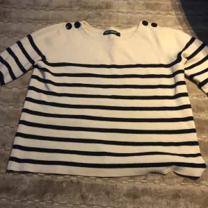 Randig Filippa K tröja  - Jätte fin randig tröja från Filippa K i fint skick, har två knappar på varje sida och har halva ärmar 💕