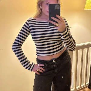 Randig tröja - Randig tröja i tjockare material som jag sytt själv. Marinblå och vita ränder. 