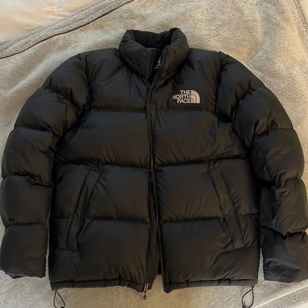 Säljer min north face puffer jacket använd sparsamt i en hel vinter🩵 Köpt i ”L barnstorlek” vilket är ungefär som S/M i vanlig storlek. . Jackor.