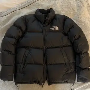 Säljer min north face puffer jacket använd sparsamt i en hel vinter🩵 Köpt i ”L barnstorlek” vilket är ungefär som S/M i vanlig storlek. 