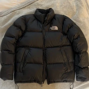 The North Face - Säljer min north face puffer jacket använd sparsamt i en hel vinter🩵 Köpt i ”L barnstorlek” vilket är ungefär som S/M i vanlig storlek. 