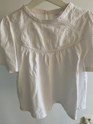 Vit blus - Säljer denna gulliga blus från zara, den har en liten blå fläck men den ”sticker” inte ut så det är inget man tänker på så💘 Kom privat för fler bilder eller frågor!
