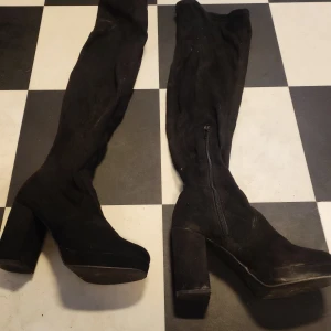 Knähöga boots i mocka  - Knähöga boots i mocka. Använda, men fullt hela och relativt gott skick 