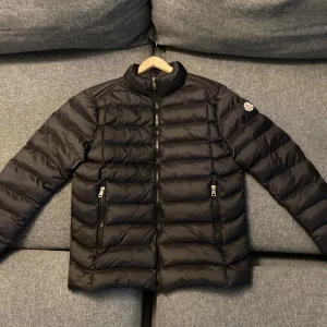 Moncler jacka M - Säljer moncler jacka då köpte en ny och nu ligger denna och tar upp plats. Ny skick