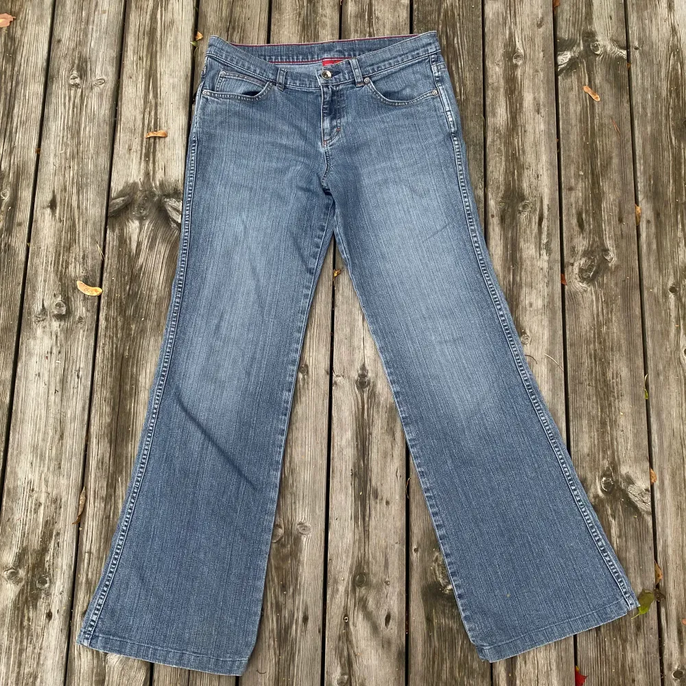 Ett par supersnygga espirit jeans! Superbra skick, finns en söm inuti så man kan göra den tajtare i midjan. Alltid öppen för prisförslag och frågor! Lågmidjade bootcut:   Midjemått rakt över: 39cm Innerbenslängd: 78cm. Jeans & Byxor.