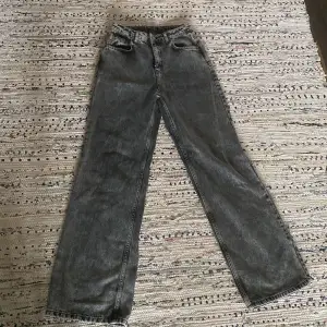 Fina jeans från Trendyol! Dock var de alldeles för stora för mig, så de är inte använda🤍