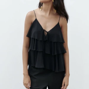 zara topp - Jättefin svart volang topp från Zara, använd fåtal ggr, nypris 329kr❣️