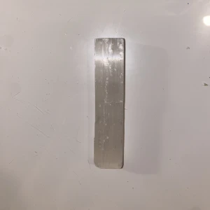 Rå Selenit - En rå selenit. Skyddar din aura samt renar dig och din omgivning från negativa energier. Hjälper dig slappna av och känna trygghet. God vid meditation. Ger känsla av inre frid. Läser upp blockeringar. Inga skador på🩷 rensas före packetering 🩷
