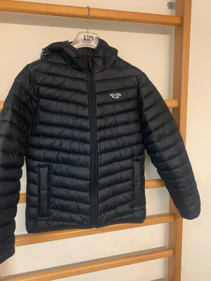 Hollisterjacka - Hej! Säljer en dunjacka perfekt nu till hösten och vintern. Märket är hollister och är nästintill sprillans ny, endast testade men var inte i behov av den, därav säljer jag den.