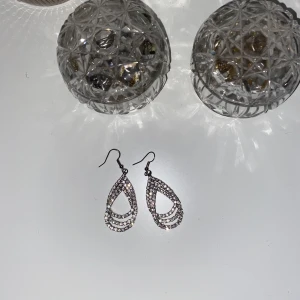 Örhängen  - superfina statement örhängen!