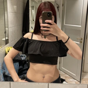 Offshoulder topp - Topp som man kan ha på lite olika sätt, väldigt söt ! Sömmen har gått upp lite precis under armhålan men inget man tänker på, se sista bilden