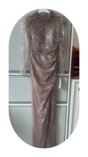 Glamour Festklänning OANVÄND  - En riktig glamour fes klänning som faller i figuren och ger en Royal still känsla. Klänningen är helt oanvänd med prislappen kvar. Ordinarie pris 7300kr. Klänning är i storlek 36.  Vid snabbare affär, priset kan diskuteras.   Tveka inte att höra av dig.