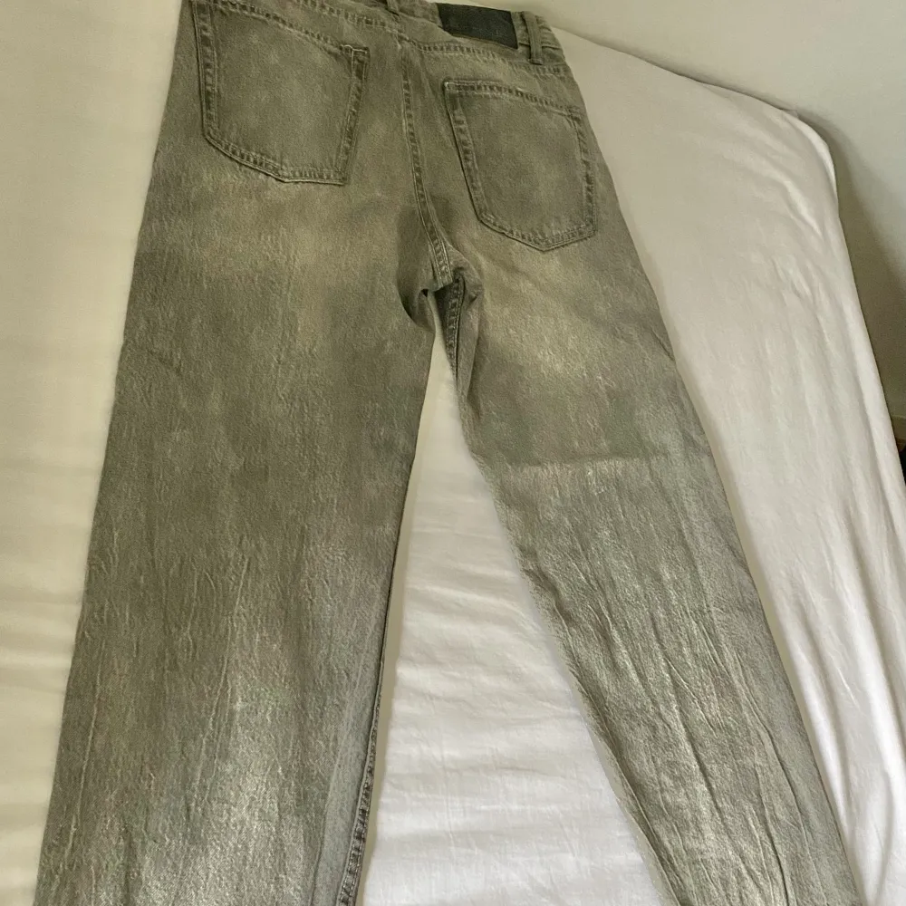 Välfungerande jeans som jag har vuxit ur (ungefär 5 månaders användning) (Obs! Köp går inte ångra). Jeans & Byxor.