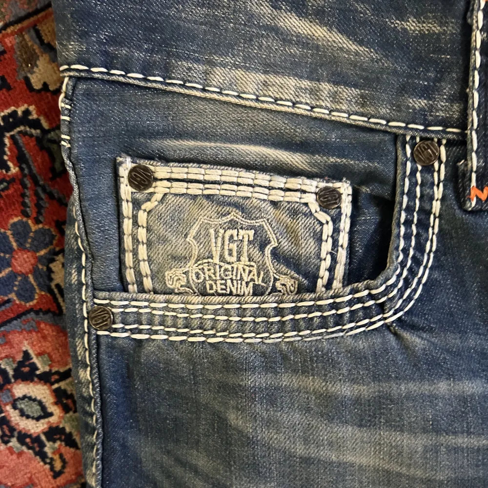 Secondhand handlade lågmidjade VGT jeans. Inga skador, lösa trådar eller knottriga. Personligen aldrig använt. . Jeans & Byxor.