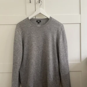 Uniqlo 100% kashmir - Säljer nu en tröja i 100% kashmir från Uniqlo i bra skick. Köpt för 1499kr i våras. Skriv för fler bilder eller frågor!