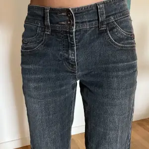 Säljer mina fina jeans från Kappahl då de inte komemr till användning längre. Defekt på sista bilden från när jag sytt de mer lågmidjade. ( syns inte när man har på sig de) skriv för fler bilder :)