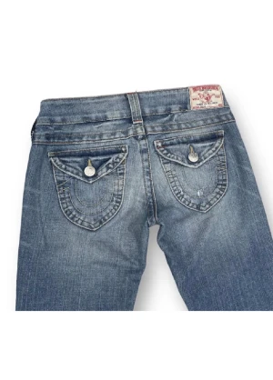 True religion jeans  - Skitsnygga lågmidjade true jeans💞💞 innerbenslängd 80cm, midjemått 80cm ☺️☺️☺️skriv om du har fler frågor<333