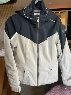 Ziener skidjacka - En Ziener skidjacka i nyskick. 