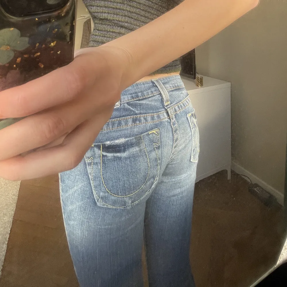 Jag säljer mina True Religion jeans som är lågmidjade och är utsvängda nertill. Jag köpte de i New York för några månader sen och har endast använt de 2-3 gånger. De är i storlek 26, vilket motsvarar storlek 34 i svensk storlek. . Jeans & Byxor.