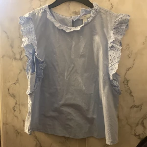 En fin blå blus - En fin blå topp som ej kom t användning, använd 1-2 gånger, nyskick, är osäker om jag ska sälja men vill se vad jag kan få för den💕 nypris 250