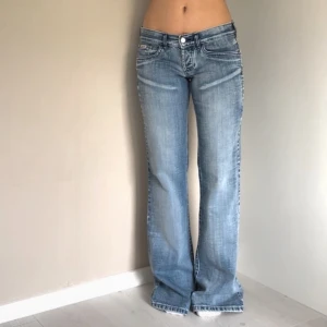 Lowwaist jeans - Säljer dessa lågmidjade jeans för dom var lite små på mig. Lånade bilder från tjejen jag köpte de av💗💗 midjemått är 80 cm och innerbenslängden är 83 cm