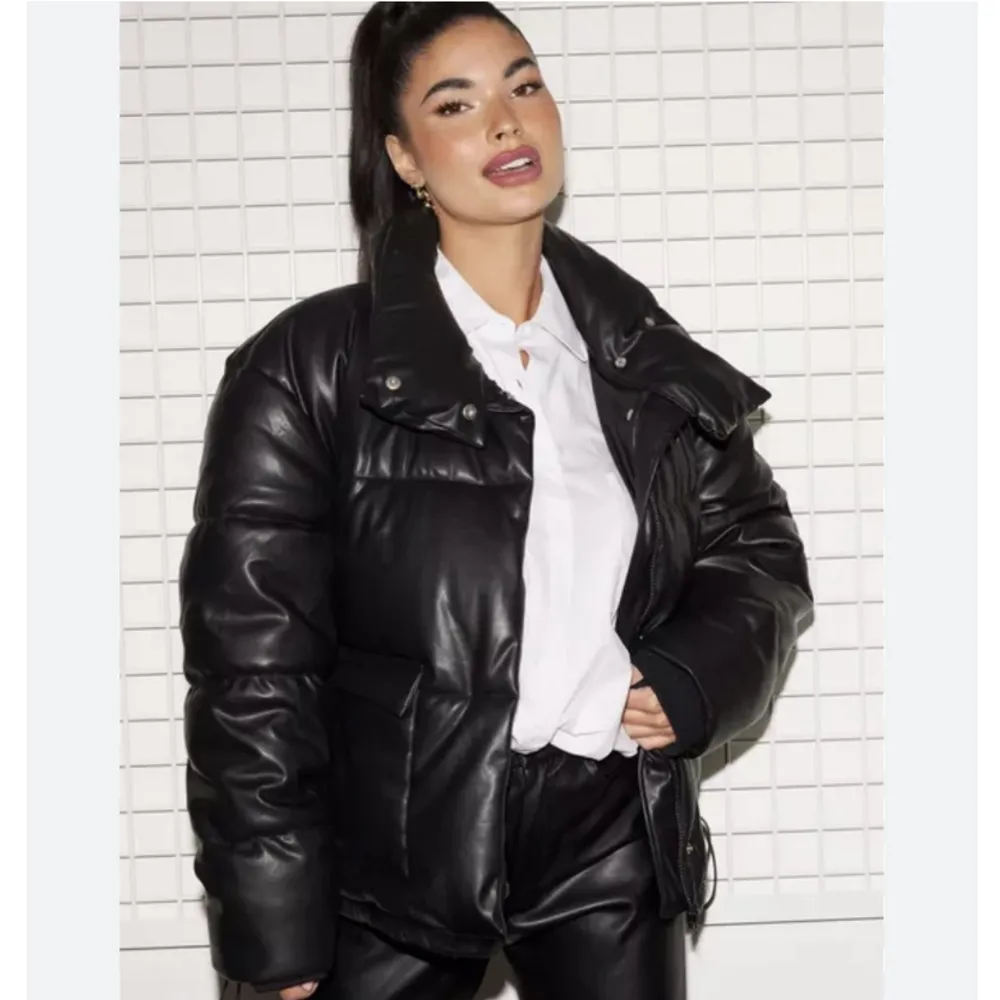 Trendig puffer jacket från Nelly (misguided) som är slutsåld på hemsidan! I nyskick och helt oanvänd 😍 säljer då den var fel storlek för mig  Nypris: 599 kr. Jackor.