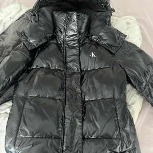 calvin klein jacka - säljer min fina calvin klein jacka då jag inte använder den längre. Finns lite defekter på jackan, skriv bara så skickar jag bild på det. Köpt vintern 2021, köpte den för 2500kr därav säljer jag den för 1400kr. Pris kan alltid diskuteras💕
