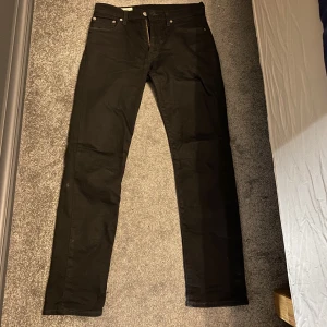 Levis 511 - Tja, säljer ett par schyssta Levis 511 som knappt har kommit i användning. Skick 9/10 som ny. 