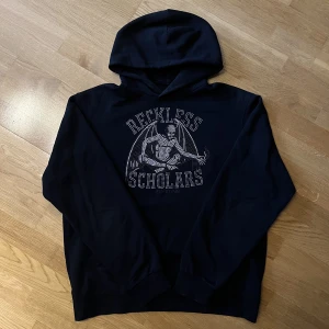 Reckless schoolars Hoodie  - Fet reckless schoolars Hoodie!  Detta är den OG svarta hoodien från ett av deras tidigare dropp!  I riktigt bra condition! Inga stenar har fallit av!  Skrivit frågor / köp OBS priset går att diskutera!