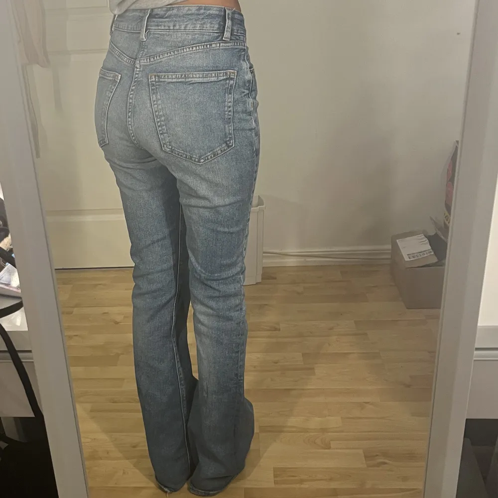 Säljer dessa midwaist bootcut jeans från hm i fint skick!. Jeans & Byxor.