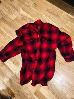 flanellskjorta  - Flanellskjorta som passar både tjejer och killar. Jätte skön och snygg men kommer aldrig till användning. håller värmen bra, funkar som lättare jacka eller tjocktröja.