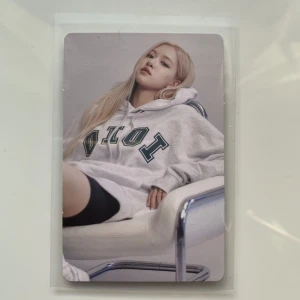 Original ROSE collab w/ 0!0i   - Photocards jag fick när jag köpte en jacka från 0!0i Bra skick, inga repor alls