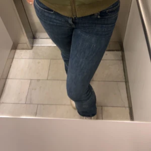Zara jeans  - Säljer mina super fina och populära zara jeans. Avklippta längst ner, men funkar ändå i längden för mig som är ca 175-176!