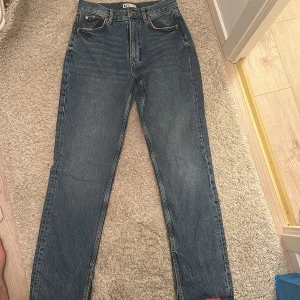 Raka jeans med slits nedtill  - Storlek 38 Mkt fint skick.