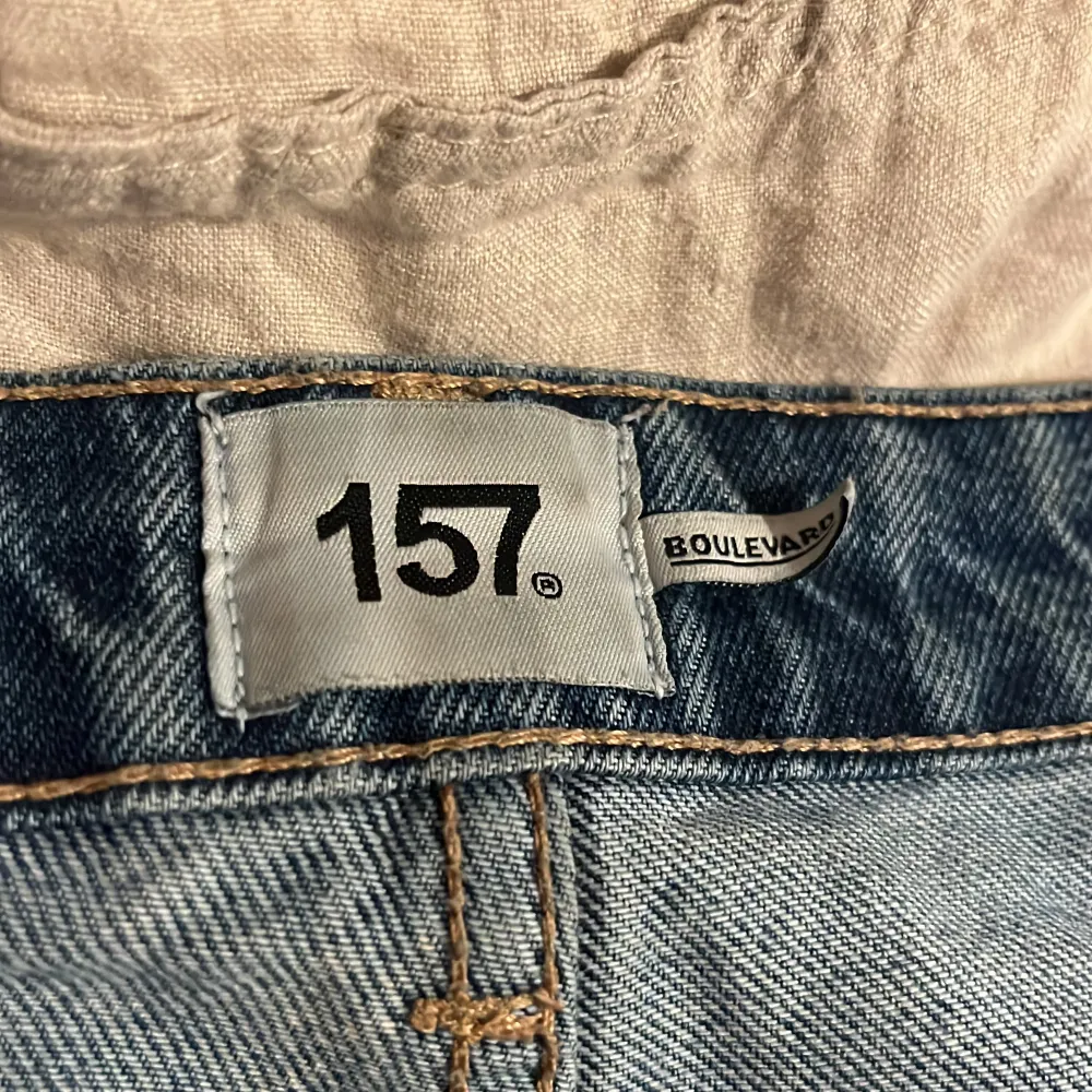 Blåa jeans i väldigt bra skick, boulevard stilen från lager 157 med breda ben.. Jeans & Byxor.