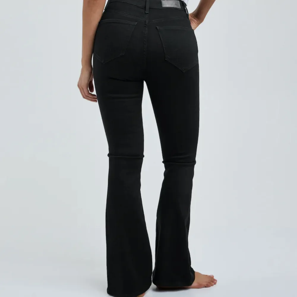 Säljer mina Bootcut jeans från bikbok, använda men inga defekter på dom! Storlek Xs men passar även S Nypris 599kr. Jeans & Byxor.