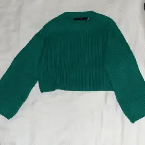 Nästintill oanvänd grön stickad tröja från Vero Moda i jättefint skick! Skriv privat för frågor, fler bilder osv. Köparen står för frakten🩷