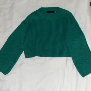 Grön tröja från Vero Moda - Nästintill oanvänd grön stickad tröja från Vero Moda i jättefint skick! Skriv privat för frågor, fler bilder osv. Köparen står för frakten🩷