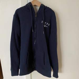 Säljer min mörkblå zip up hoodie, kontakta för fler bilder 💙 priset går att diskutera!
