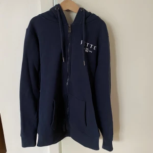 Mörkblå hoodie - Säljer min mörkblå zip up hoodie, kontakta för fler bilder 💙 priset går att diskutera!
