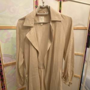 Beige trenchcoat från H&M. Säljs på grund av att den inte används.