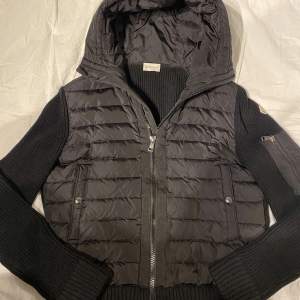 Säljer min feta moncler cardigan i färgen svart. Den har inga flaws eller liknande skador vad jag vet. Den är i storlek S men skulle säga att den passar Xs också. Säljer pga köpt en annan jacka. Skriv gärna för fler frågor eller bilder!