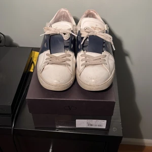 Valentino Open strl 40,5 - Tjena! Säljer dessa sjukt feta mörkblåa valentino open i strl 40,5. Skorna sitter normalt, möjligtvis lite stora.   Skorna är i skicket 6-7/10, det enda ”felet” är ett litet hål vid hälen på vänster sko.  Pris kan diskuteras.