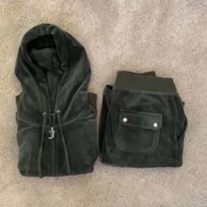 Juicy set - Set i färgen dark moss, väldigt fint skick. Byxor använda max 5ggr och tröja 1gång! Byxa i L tröja i M Köp separat elr i set.. säljer även vitt&svart set