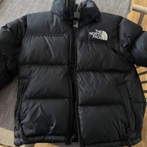 Säljer denna jackan från the north face då den inte har kommit till användning på flera år. 