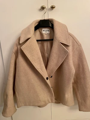 Jacka/kappa - Kort kappa från NA-KD, storlek 38. Nypris 699kr. Mitt pris 300kr.