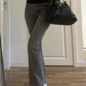 Gråa straight jeans från Gina i storlek 36. Som nya. Skriv vid frågor 🤍