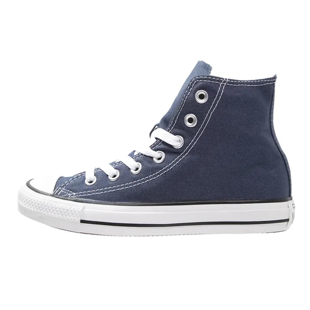 Mörk blå Converes skor i storlek 36 som är andvända 1 gång. Skriv till mig om ni är intresserade. Köparen står för frakten. Skor.
