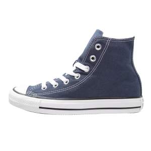 Mörk blå Converes skor i storlek 36 som är andvända 1 gång. Skriv till mig om ni är intresserade. Köparen står för frakten